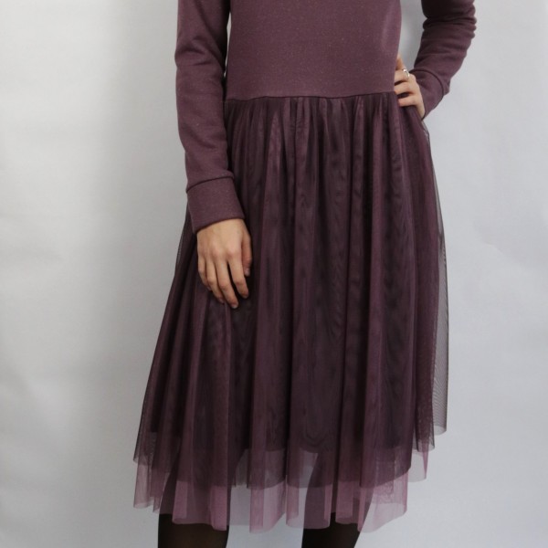 Violeta kleita ar tilla svārku daļu