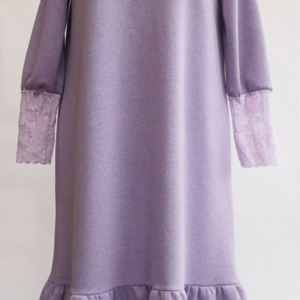 Maigi violeta siltā kleita ar mežģīņu piedurknēm