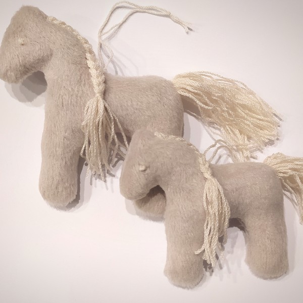 Zirgs eglīšu rotājums