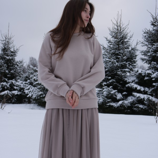 Bēšs komplekts ar džemperi un svārkiem