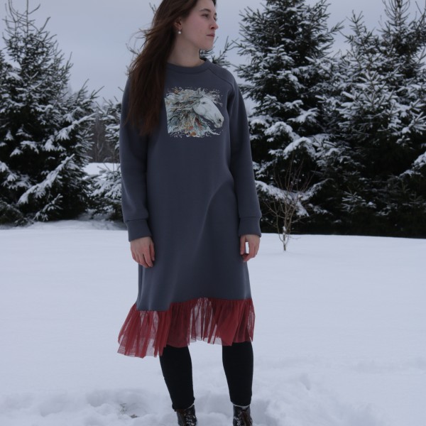 Siltā kleita ar zirga uzlīmi