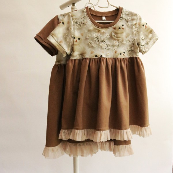 Bēši brūnas trikotāžas kleitas ar kaķiem