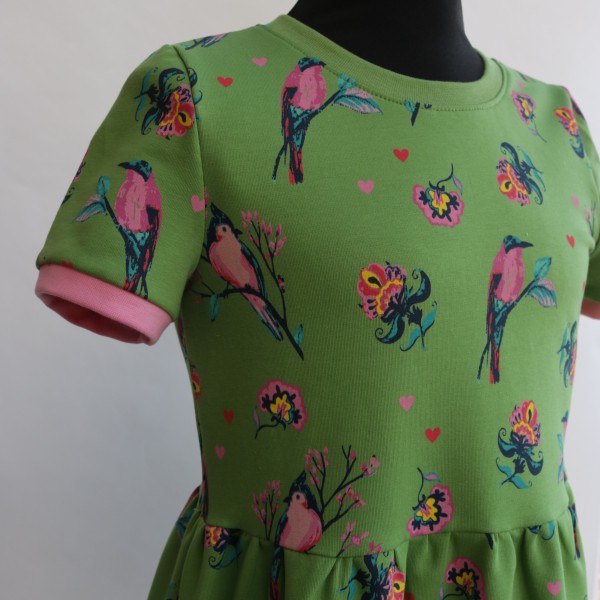 Koši zaļa meiteņu kleita ar putniem