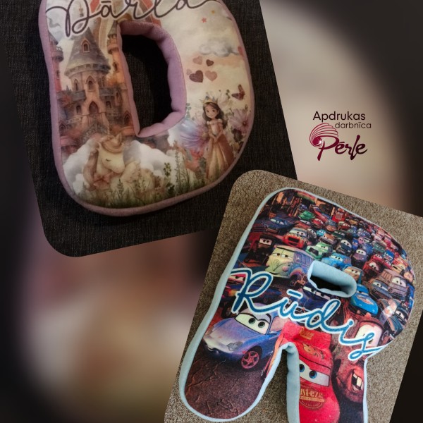 Burta formas spilvens ar vārdu