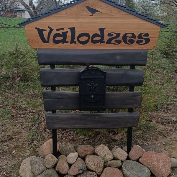 Māju zīmes tiek izgatavotas ar īpašu precizitāti un augstu kvalitāti