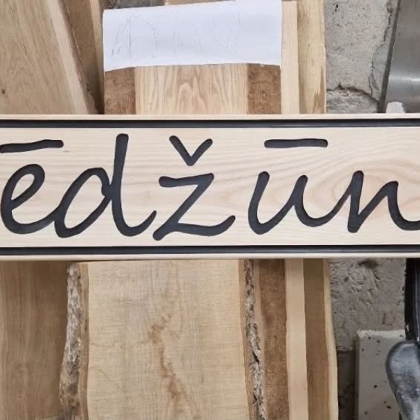 Māju zīmes tiek izgatavotas ar īpašu precizitāti un augstu kvalitāti