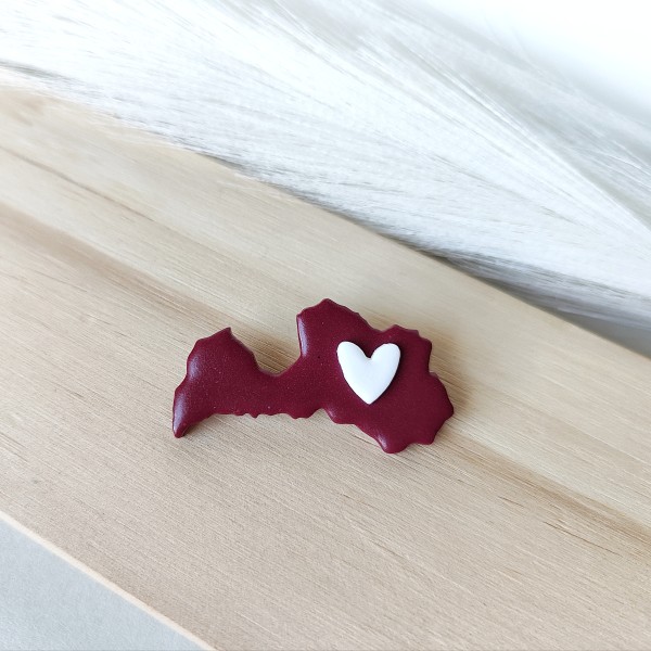 Latvijas piespraude ar sirsniņu