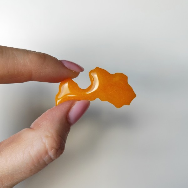 Latvijas piespraude dzintara krāsā