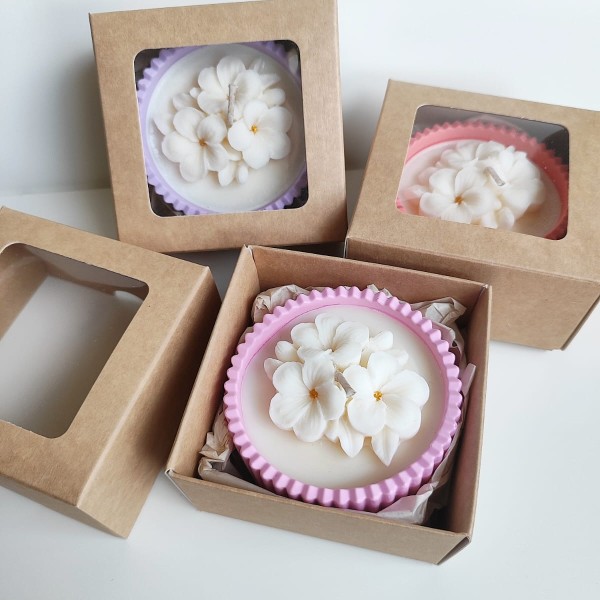 Sveces dažādu krāsu traukos