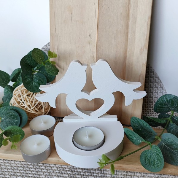 Balts svečturis ar baložiem