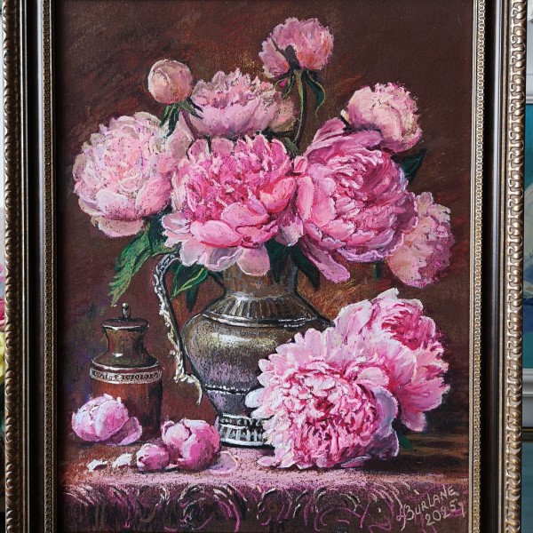 Peonijas sudrabā vāzē
