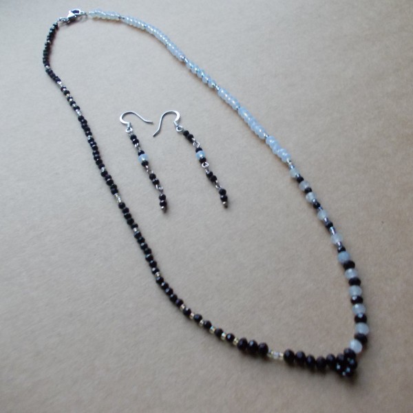 Spinelis ( spinel) - kaklarotas un auskari.