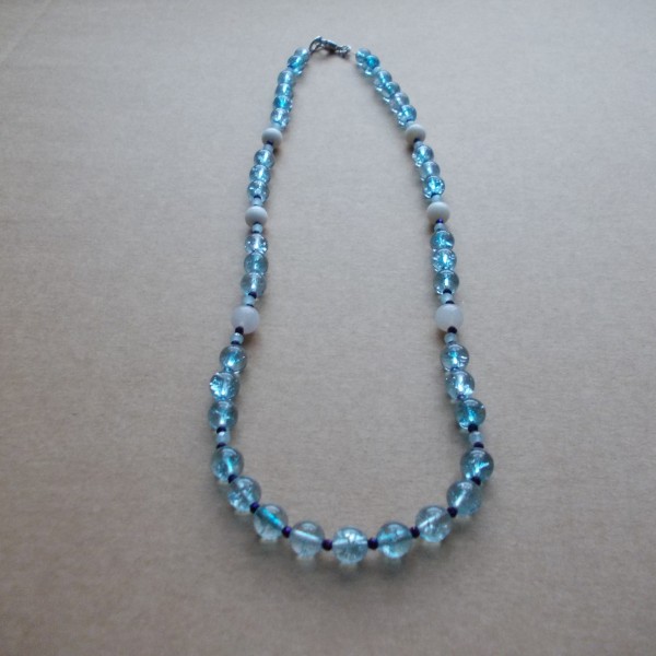 Topaza kalarotas un čaorita kaklarotas.