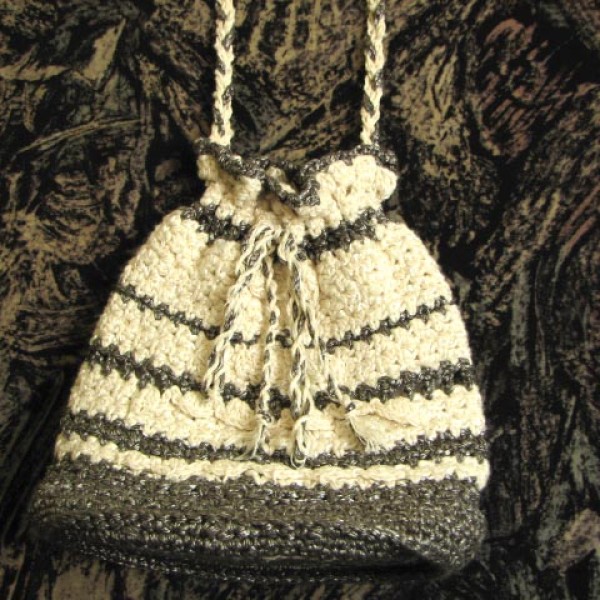 Somiņas taborētas, izšūtas un mugursomas.