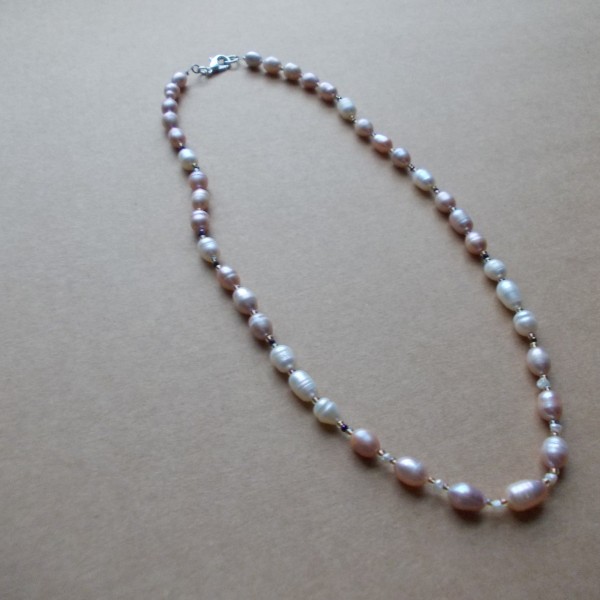 Upes pērļu kaklarotas un auskari.