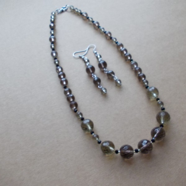 Dūmu kvarca kaklarotas.