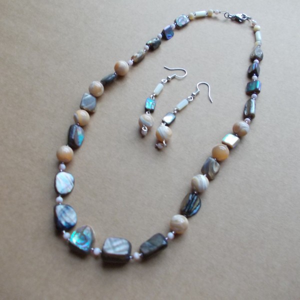 Perlamutra kaklarotas.