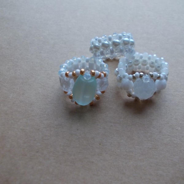 Gredzeni - pīti no pērlēm.