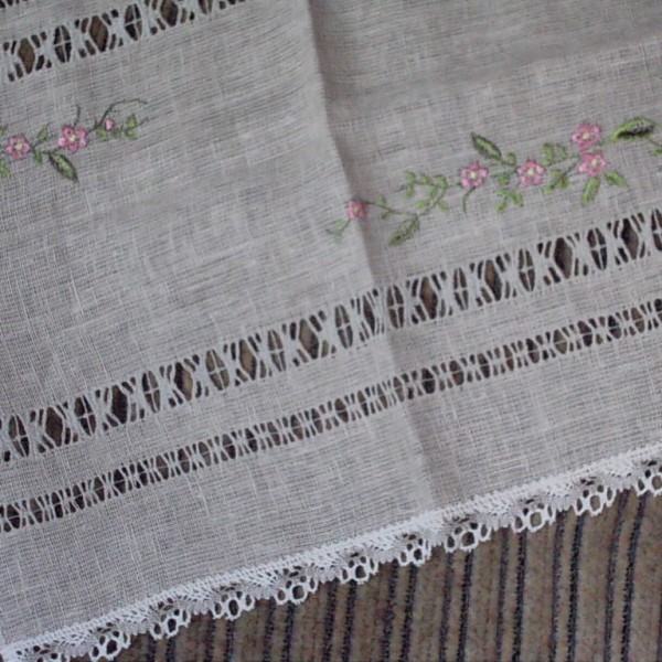 Mazie galdautiņi  un celiņi.