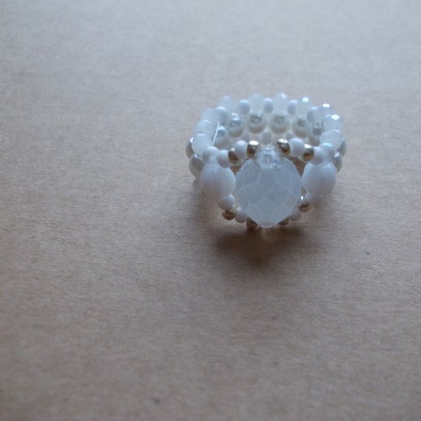 Gredzeni - pīti no pērlēm.