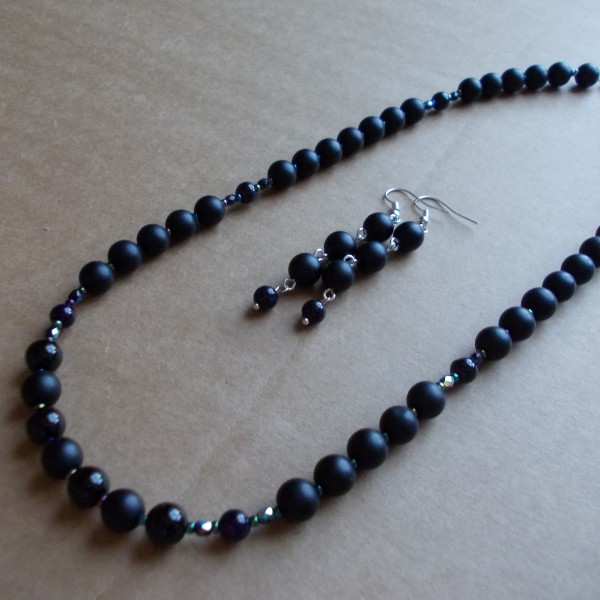 Melnais ahāts kaklarotās.