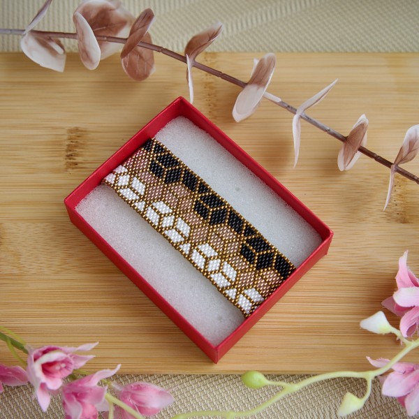 Sīkpērlīšu rokassprādze ar rakstu