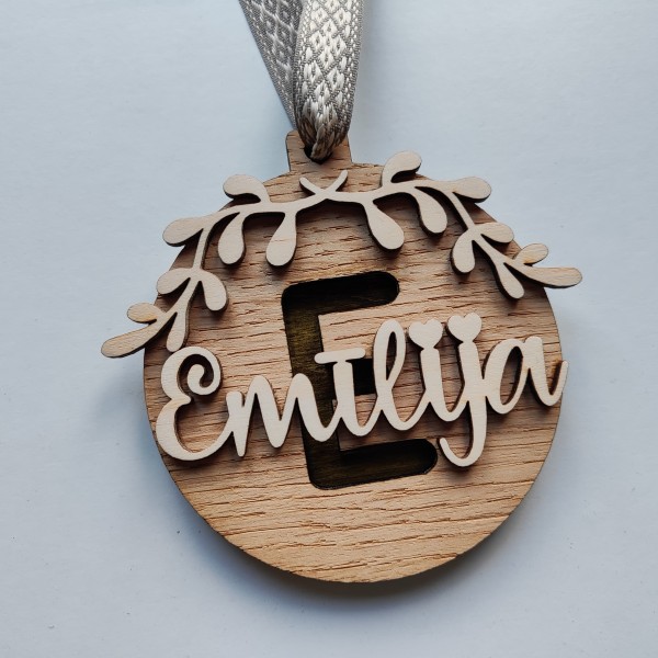 DEKORS AR INICIĀLI un VĀRDU