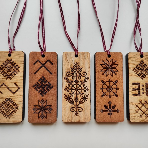 AUTO DEKORI - ar latvju rakstu zīmēm