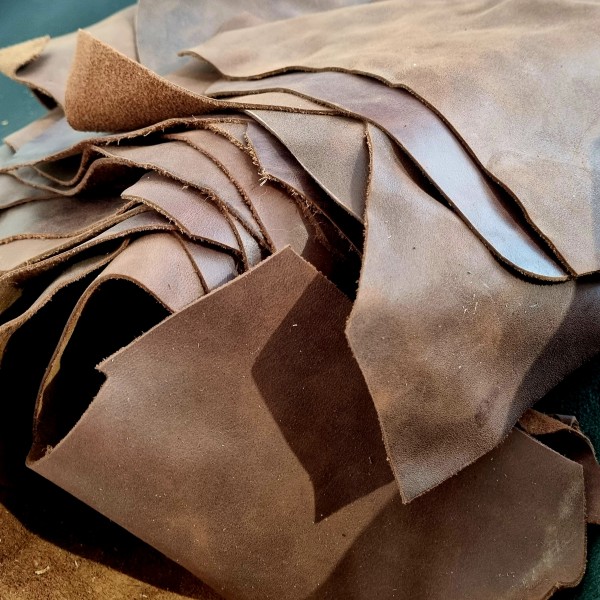 Brūni crazy horse ādas atgriezumi - 2kg paka