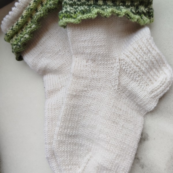 Baltās zeķes ar svārciņiem