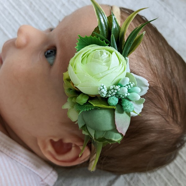Zaļa ziedu rota mazulim