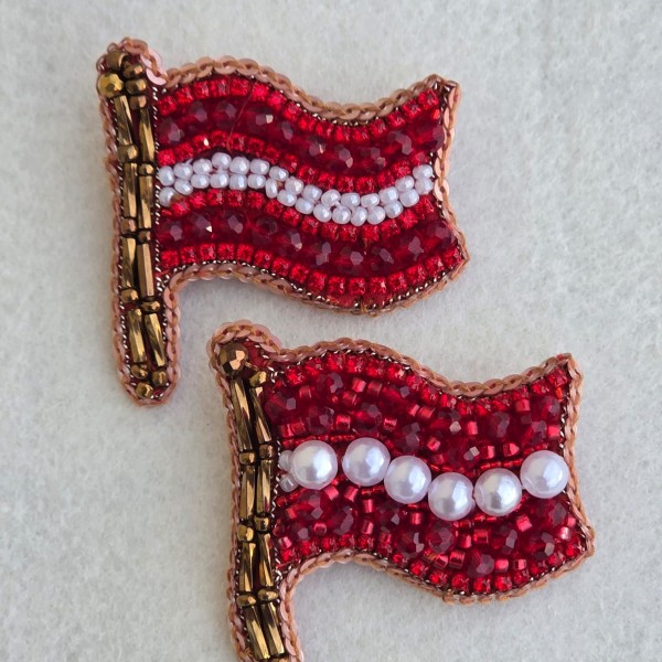 Piespraude Latvijas karodziņš