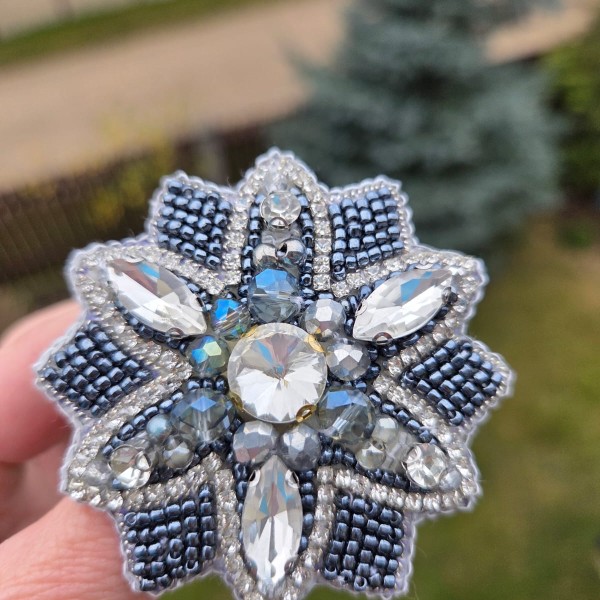 Piespraude Ziemas sudraba puķe