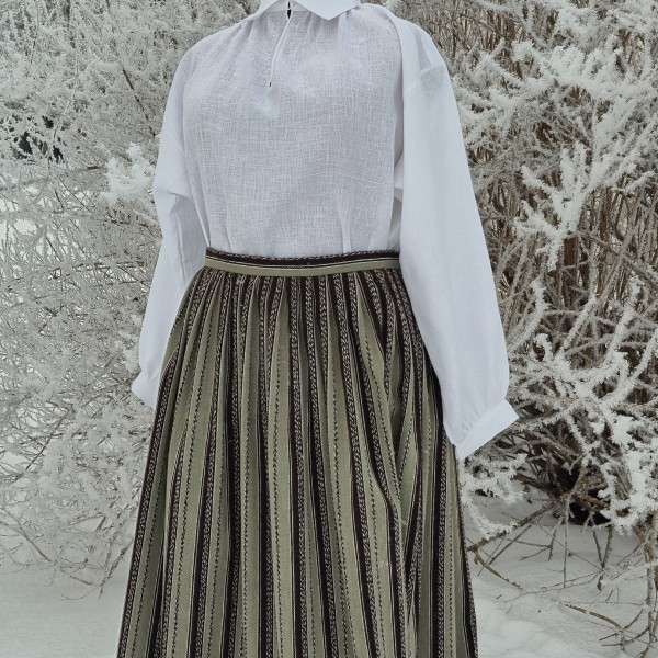 Tautiskais lina krekls.