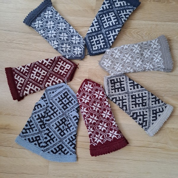 Sieviešu adīti vilnas cimdi