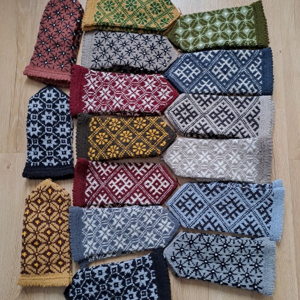 Sieviešu adīti vilnas cimdi