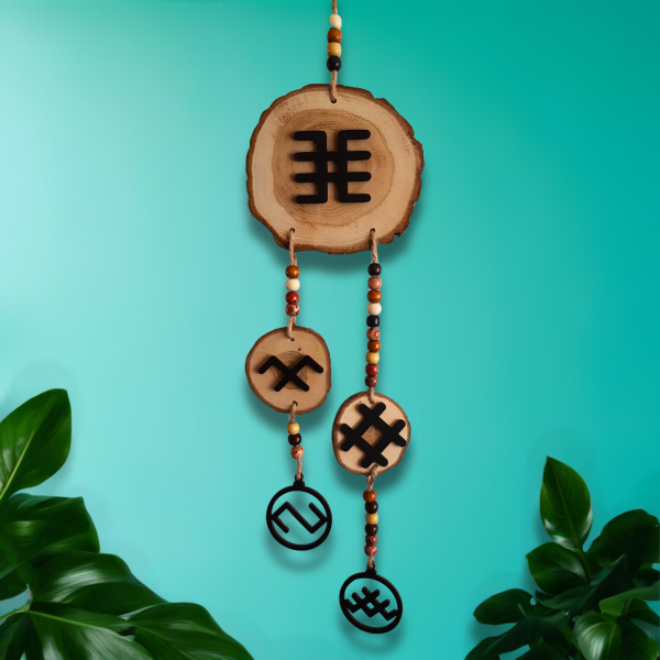 Amulets no ozolkoka ar latvju zīmēm