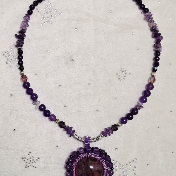 Ametista kaklarota Puķuzirnis