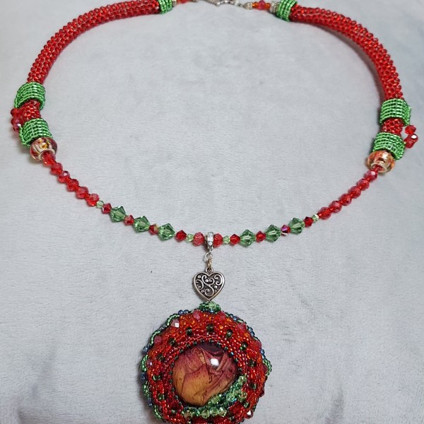 Kakla rota Sārtā roze