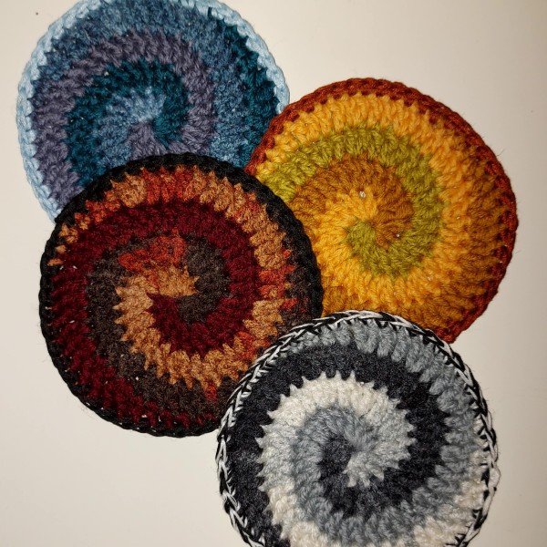 tamborēts krūzīšu paliktnīšu komplekts (4 gab.)