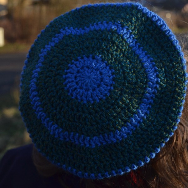 tamborēta divkrāsaina berete