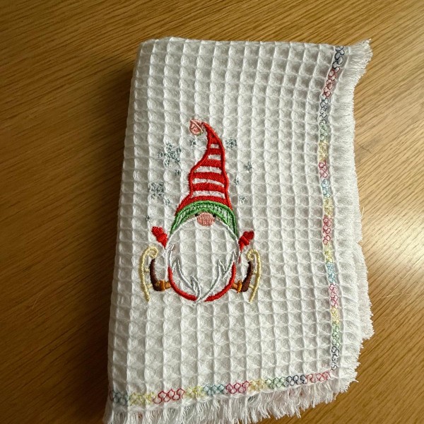 Izšūts virtuves divelis no kokvilnas vafeļauduma.