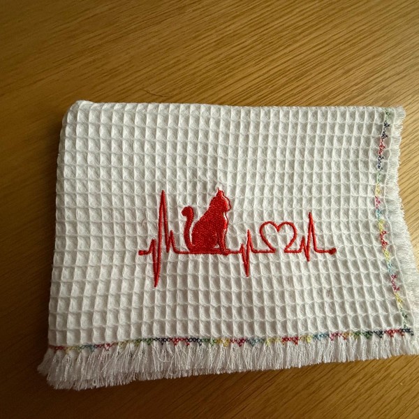 Izšūts virtuves divelis no kokvilnas vafeļauduma.