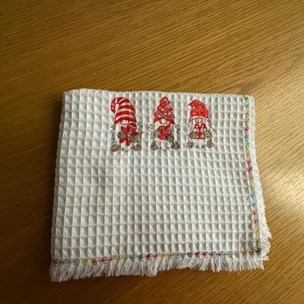 Izšūts virtuves divelis no kokvilnas vafeļauduma.