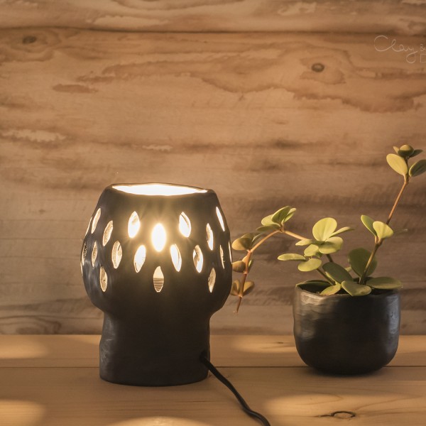 Melnās keramikas naktslampa