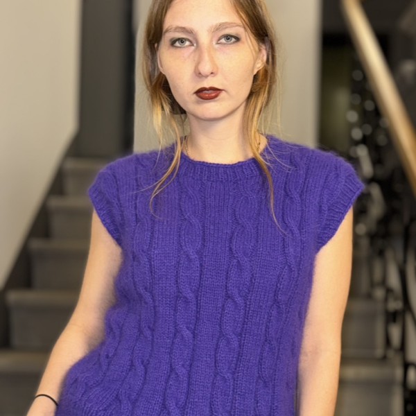 Ar rokām adīta angoras vilnas veste