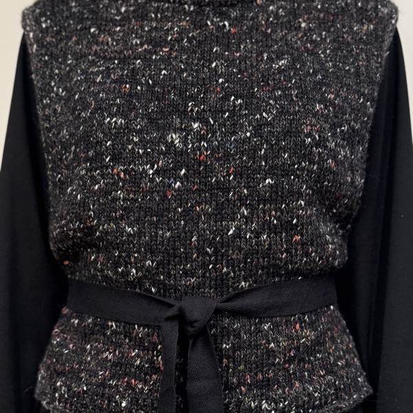 Ar rokām adīta alpakas, merino un zīda veste