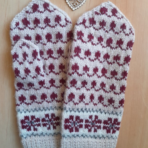 Rakstaini sieviešu dūraiņi