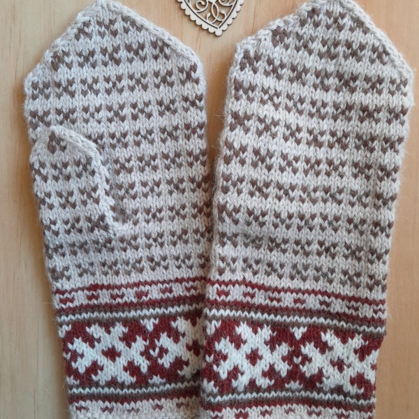 Rakstaini sieviešu dūraiņi