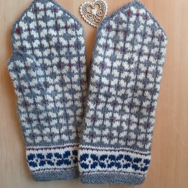 Rakstaini sieviešu dūraiņi